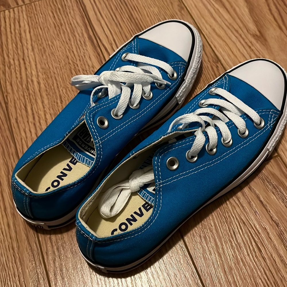 Converse low-top sneakers. NWOT!!